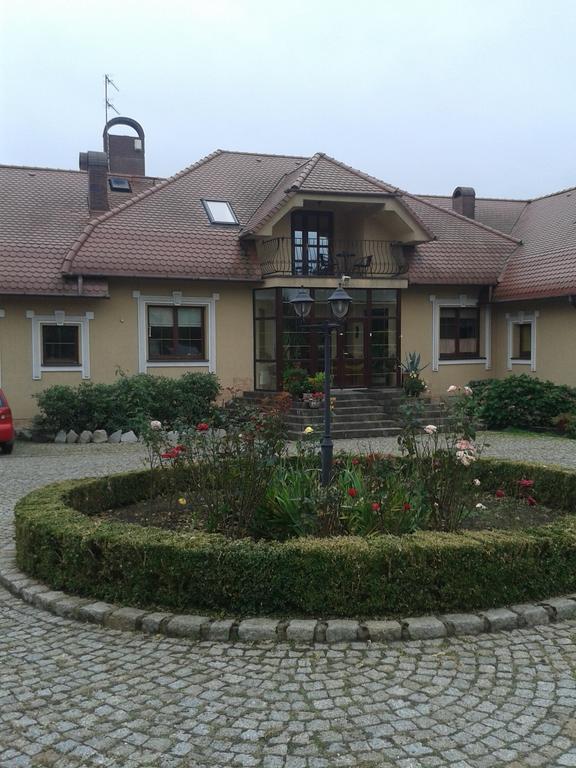 Gosciniec Sloneczny Hotel Drzonkow ภายนอก รูปภาพ